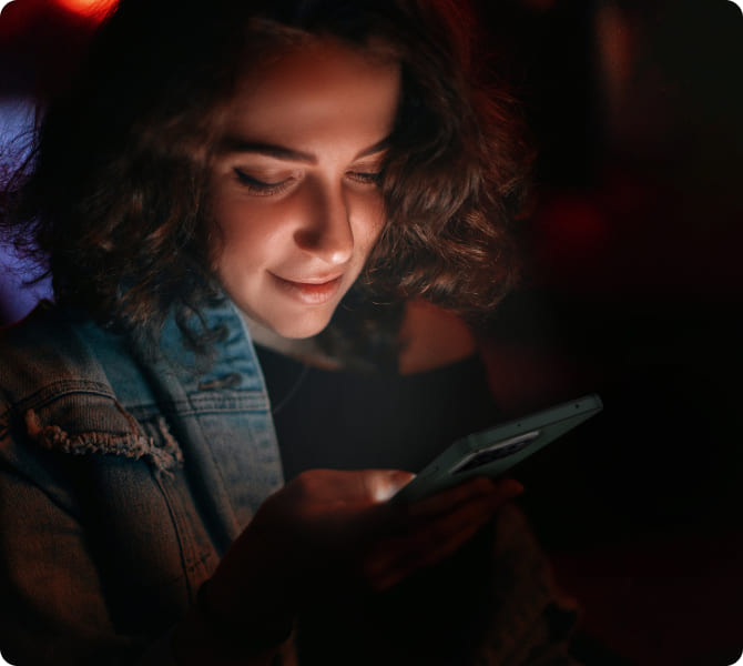 В темноте яркость автоматически снижается до 2 нит. Кроме того, экран поддерживает фирменные технологии защиты зрения.